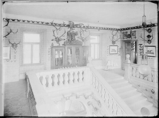 zamek-choustnik_interier_1902_schodiste2